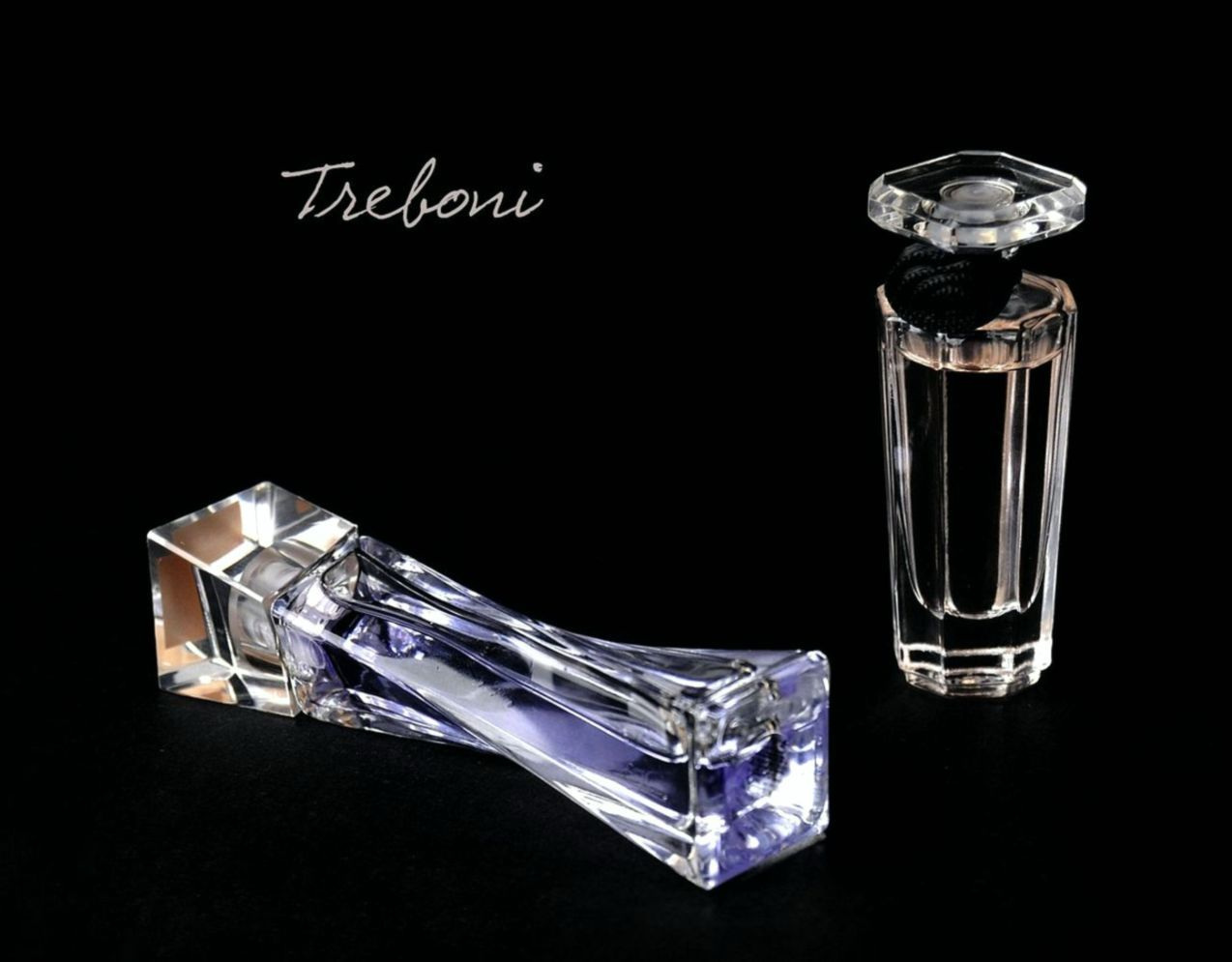 Uma mesa com frascos de perfume, notas de composição e essências em vidro