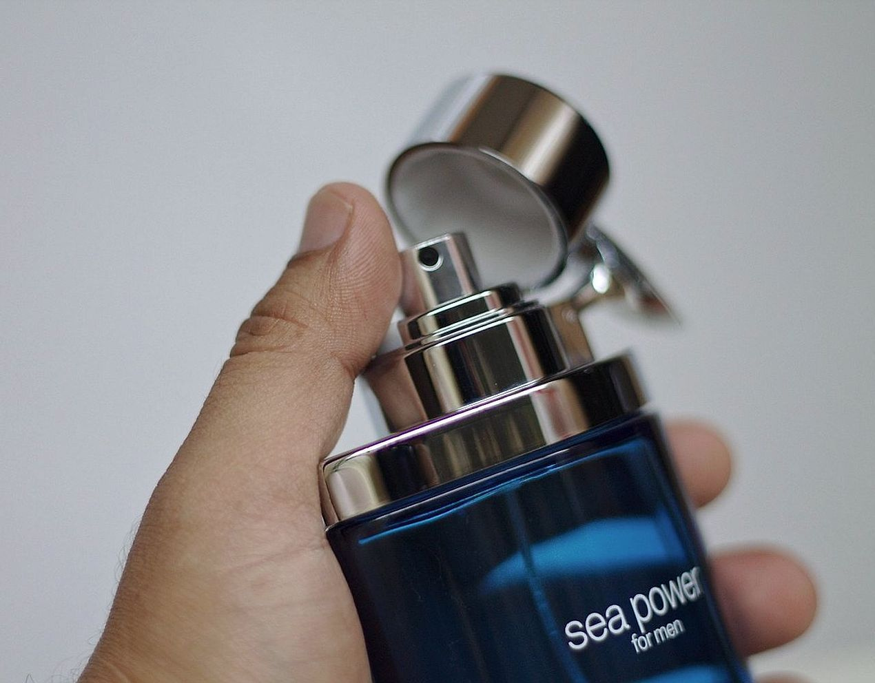 Um perfumista testando uma fragrância à luz natural